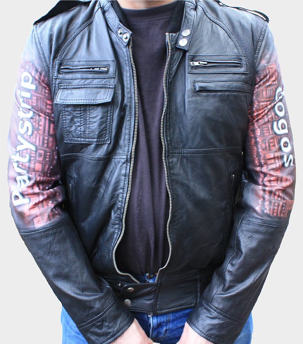 Airbrusch Lederjacke (13).jpg - Lederjacke von vorn mit Airbrush auf den Armen.Copyright Sabine Krbecek